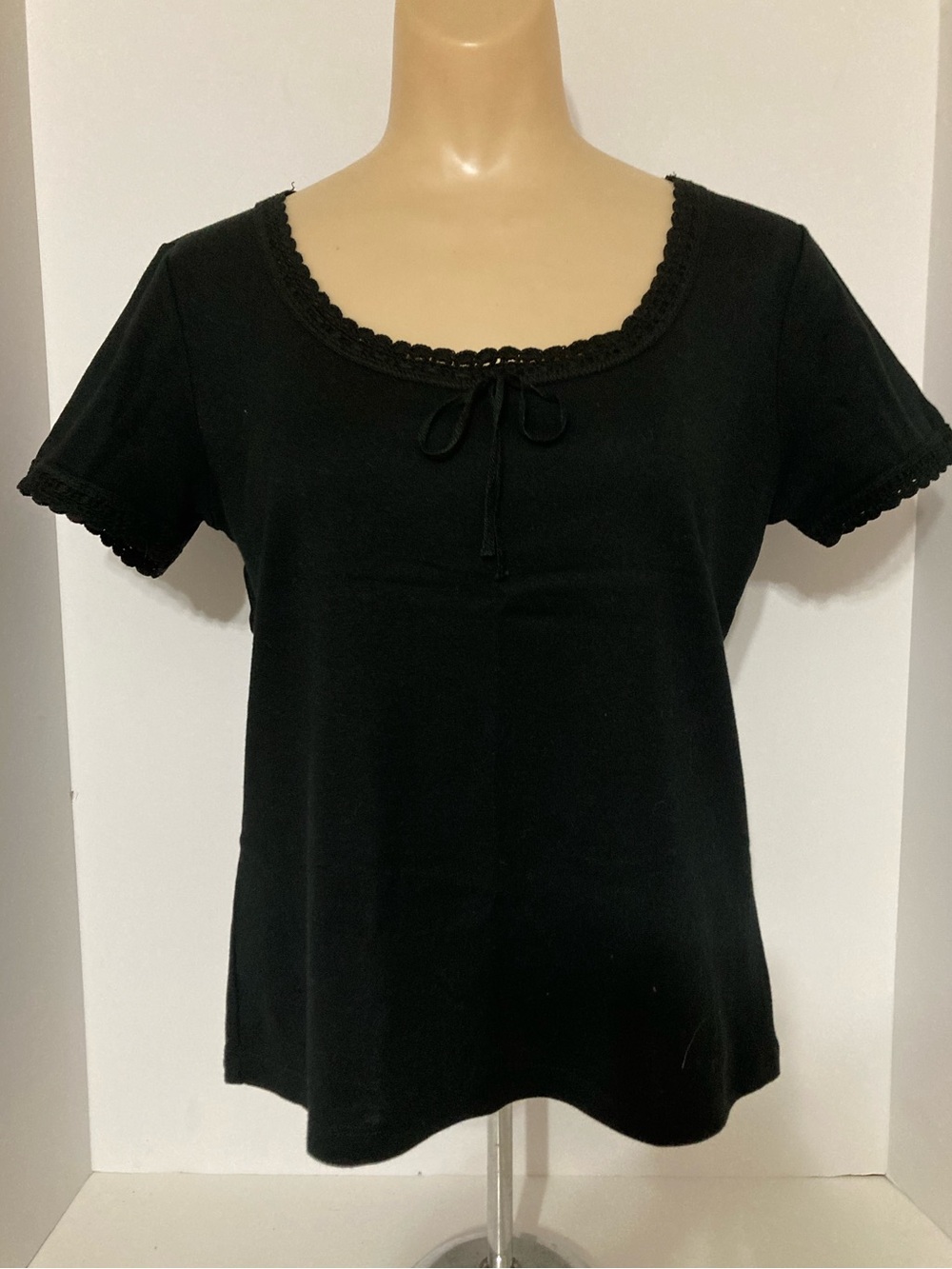 Black Scoop Neck Crochet-Trim Tee
Item# SSct36